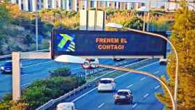 Un panel informativo en una carretera de las afueras de Barcelona este viernes con el texto 'Frenem el contagi' / TWITTER TRÀNSIT