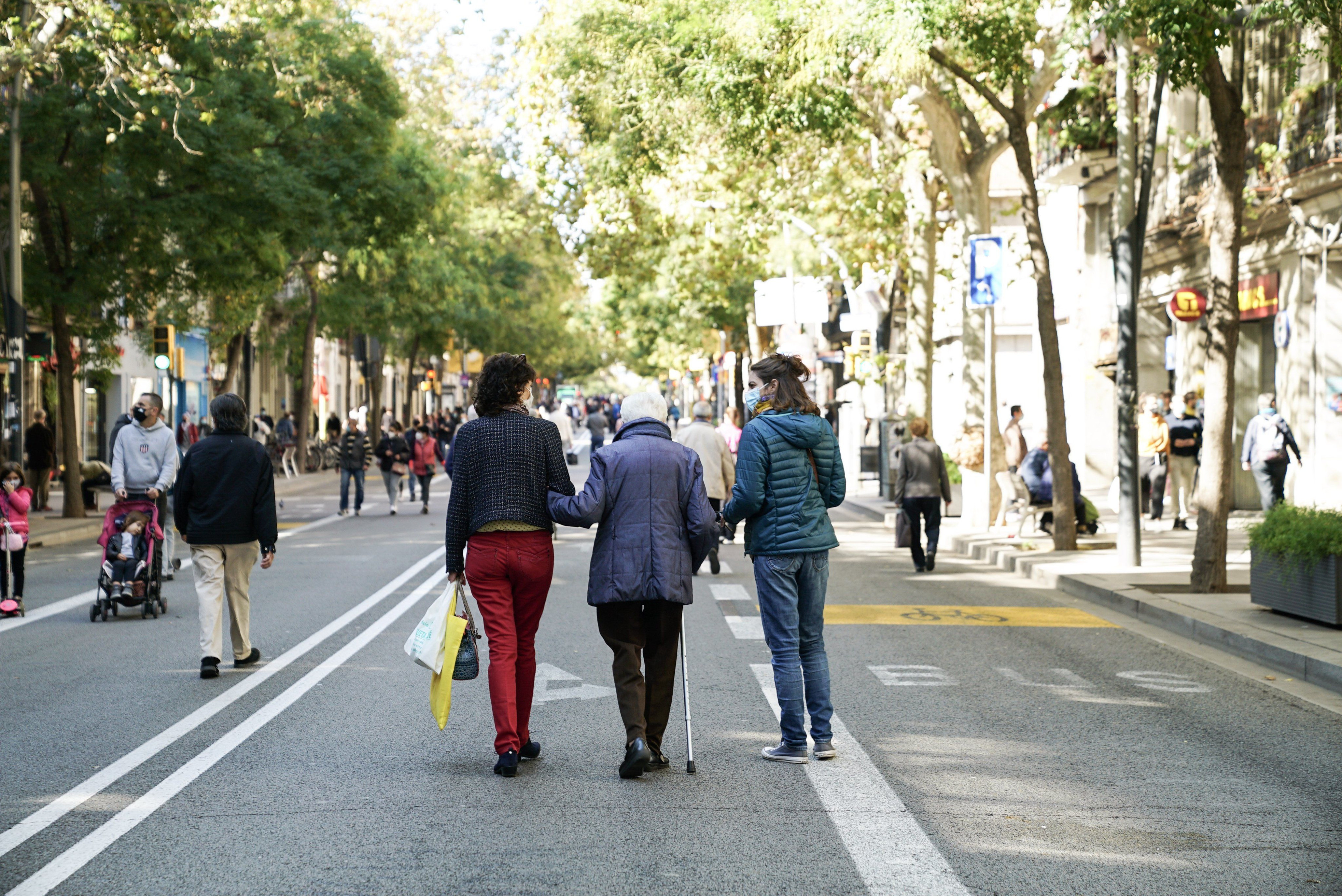 Tres mujeres pasean por la calle de Sants durante una jornada de ‘Obrim Carrers’ / AJ BCN
