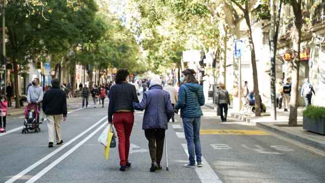 Tres mujeres pasean por la calle de Sants durante una jornada de ‘Obrim Carrers’ / AJ BCN