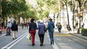 Tres mujeres pasean por la calle de Sants durante una jornada de ‘Obrim Carrers’ / AJ BCN