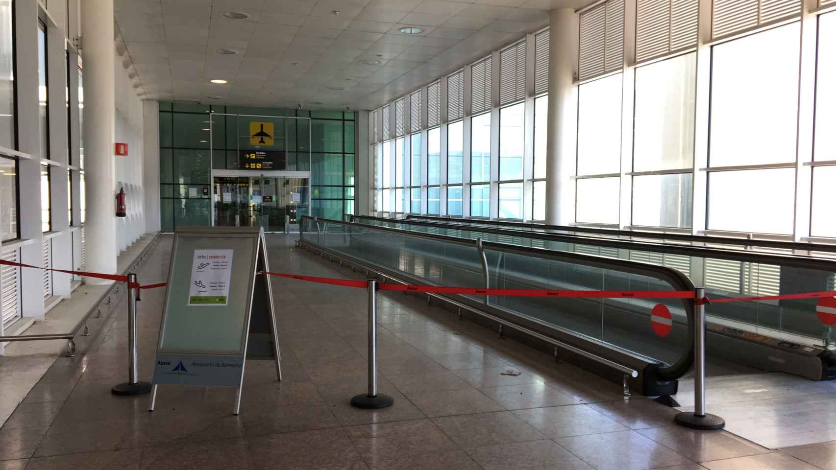 La planta de llegadas y salidas, en la terminal 1 del Aeropuerto de Barcelona-El Prat, cerrada / RP