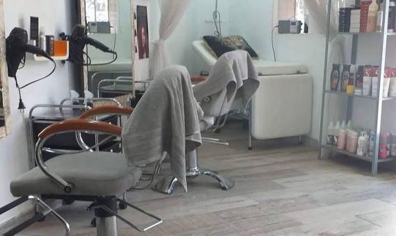 La peluquería de Nou Barris que ofrece descuentos a cambio de consumir en bares / JAQUELINE GUTIÉRREZ