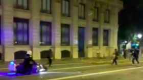 Unos radicales lanzan piedras y vallas a la Guardia Urbana y tiran una moto policial en el centro de Barcelona / MA