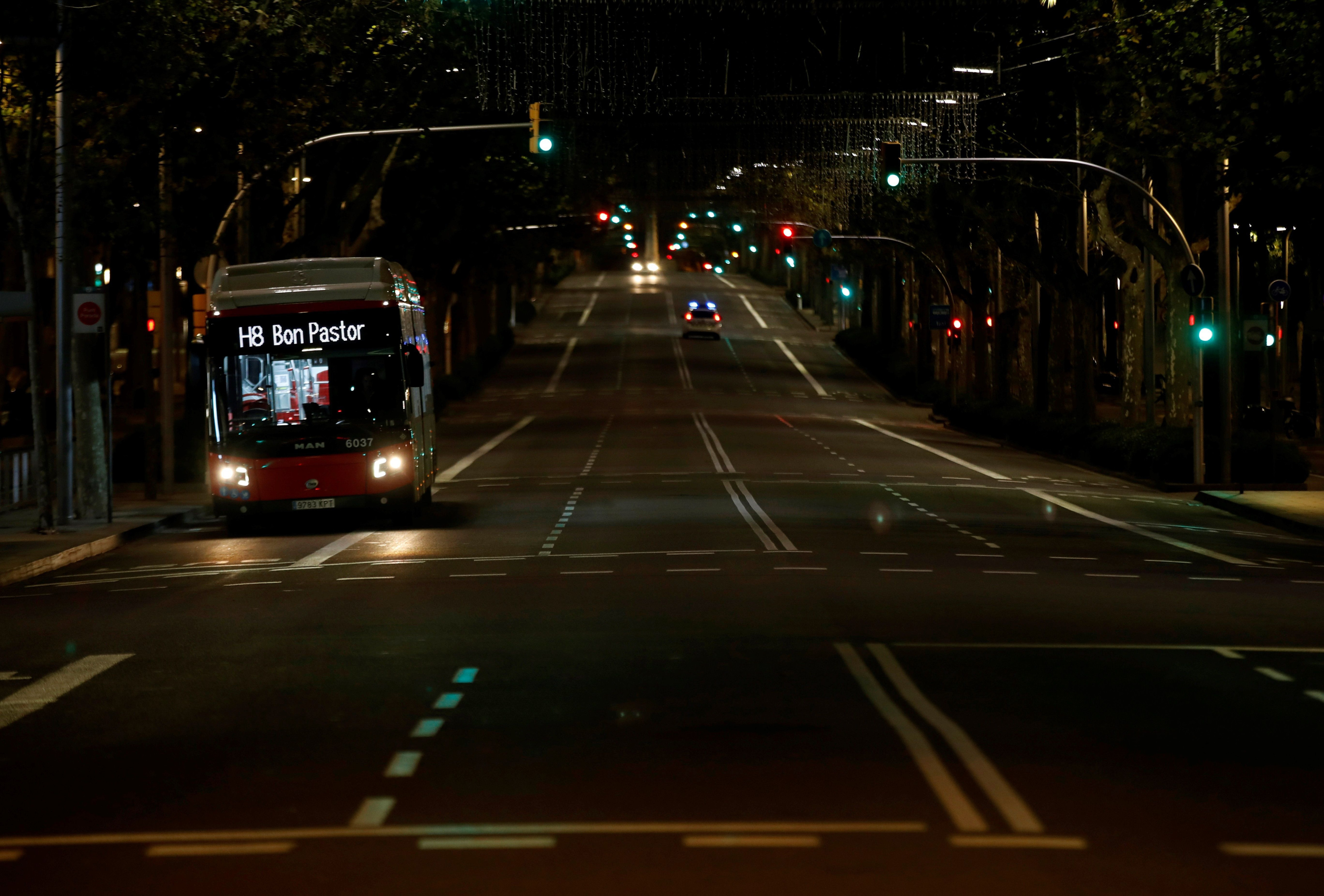 Un autobús nocturno, uno de los pocos vehículos que circula por la Diagonal de Barcelona, en la tercera noche del toque de queda / EFE - Toni Albir
