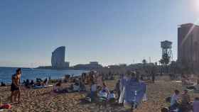 La playa de la Barceloneta, hasta la bandera de barceloneses a pesar de las restricciones por el coronavirus / METRÓPOLI ABIERTA