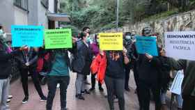 Unos 100 concentrados contra el desahucio de una familia con niños en el barrio de Ciutat Meridiana, en el distrito de Nou Barris, en Barcelona / EP