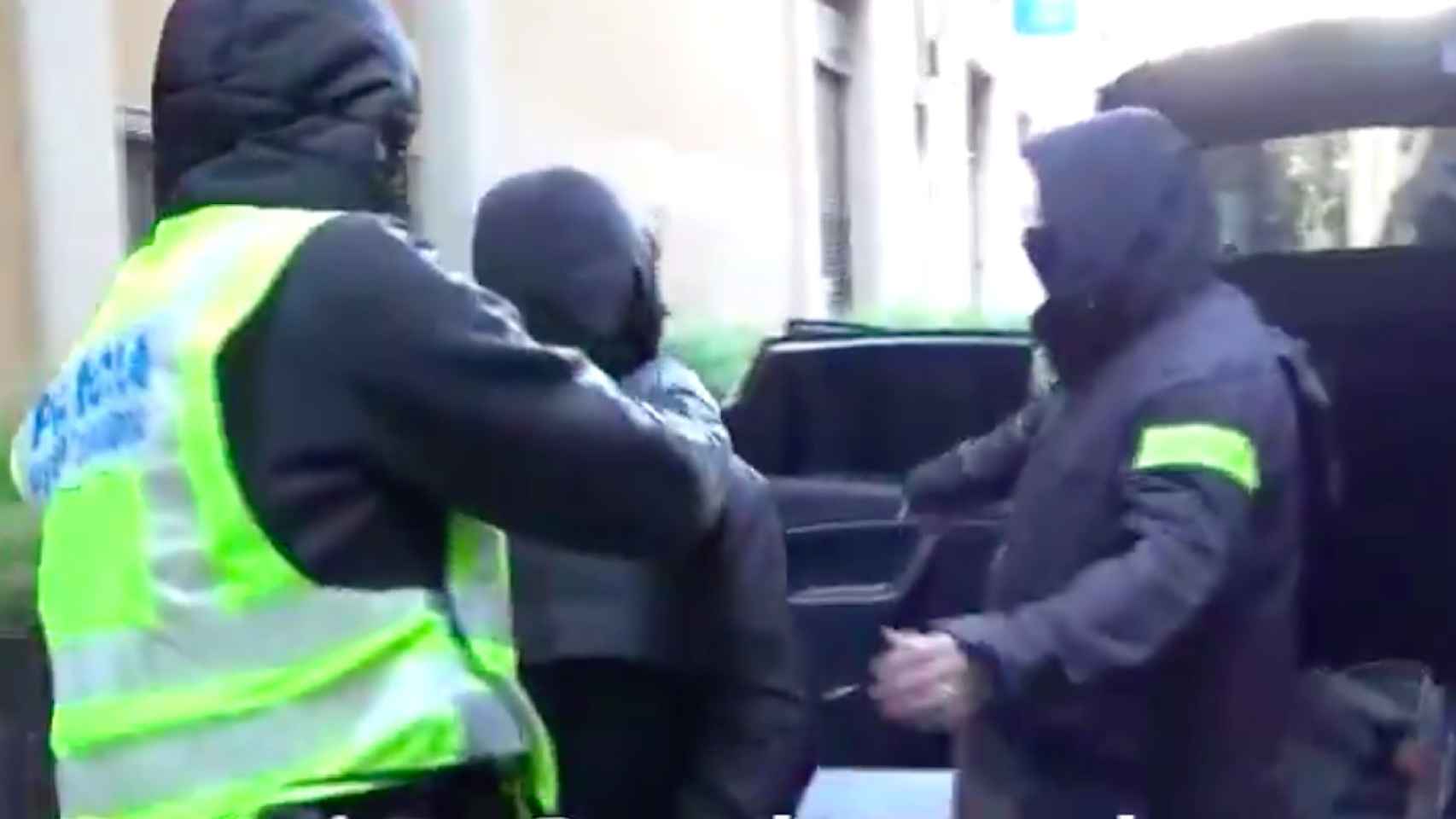 Unos agentes de los Mossos detienen a un yihadista marroquí en Barcelona / TWITTER MOSSOS