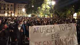 Aglomeración en protesta contra los desalojos en la plaza de la Catedral / ARRAN