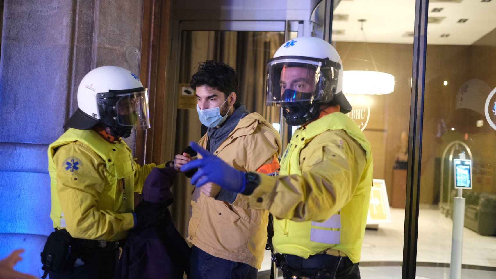 Sanitarios del SEM atienden a un joven en el centro de Barcelona / PABLO MIRANZO