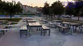 La Guardia Urbana ha precintado un espacio de picnic con mesas al aire libre al lado de un chiringuito en un parque del Poblenou / GUARDIA URBANA