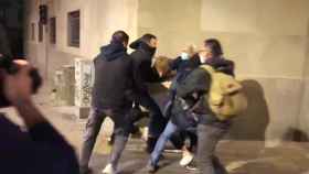 Captura de pantalla del la espectacular detención de un okupa que participó en los disturbios de Barcelona / TWITTER - Guillem Sànchez