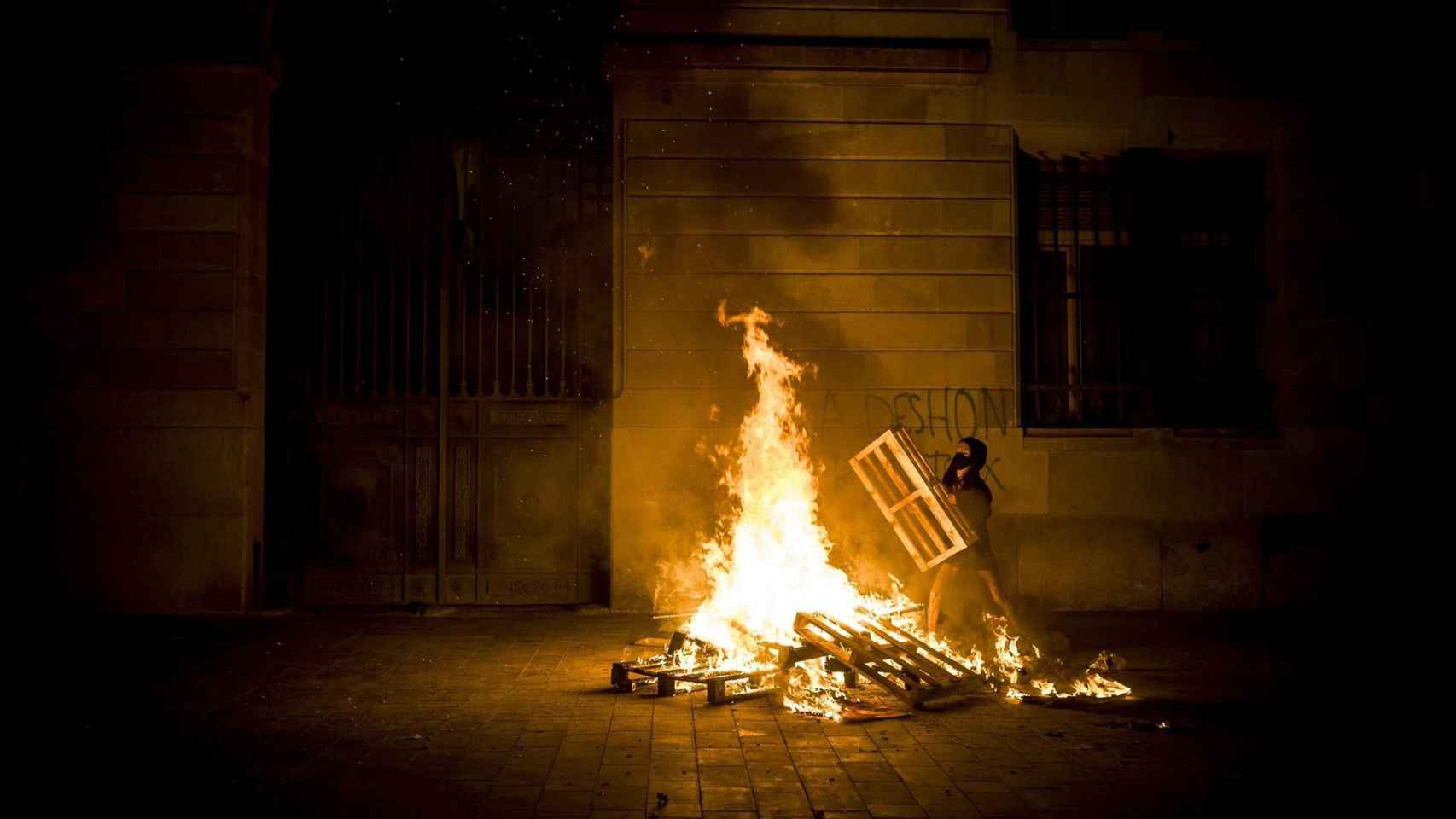 Barricadas cerca del Ayuntamiento de Barcelona este sábado por la noche / AGENCIAS