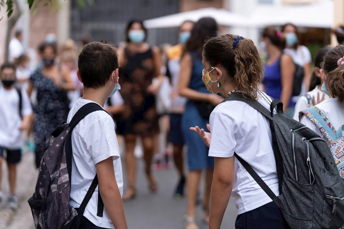 Dos alumnos, a punto de entrar en uno de los colegios de Barcelona / EFE