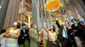 Visitantes con mascarilla en el interior de la Sagrada Família / EFE- ENRIC FONTCUBERTA