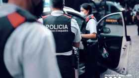Una patrulla de los Mossos d'Esquadra durante la detención de ladrones multirreincidentes en Barcelona / MOSSOS D'ESQUADRA