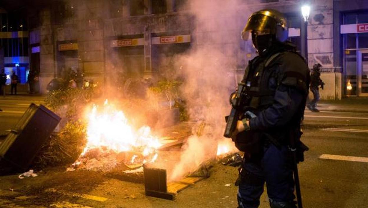 Un agente de la BRIMO de los Mossos d'Esquadra durante los disturbios en Barcelona / EFE