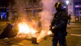 Un agente de la BRIMO de los Mossos d'Esquadra durante los disturbios en Barcelona / EFE
