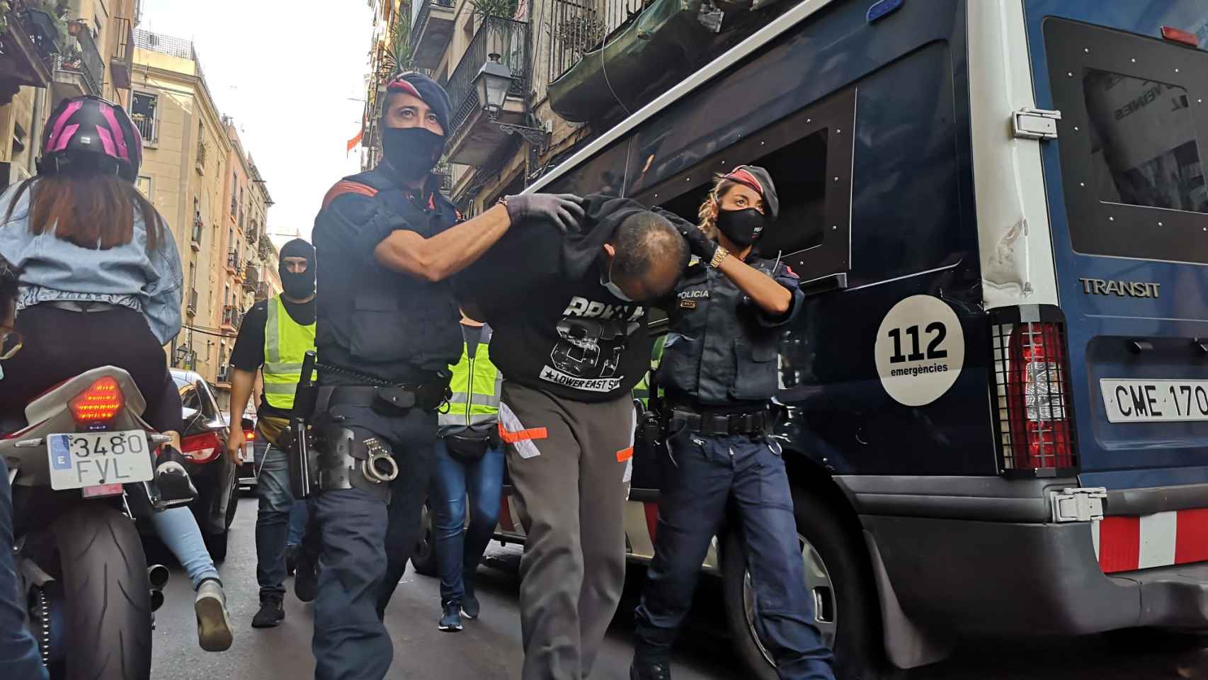 Dos mossos se llevan detenido a un presunto narcotraficante el pasado 7 de octubre en el Raval / G.A