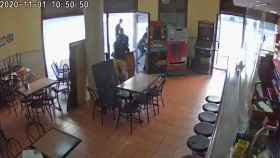 Captura de pantalla del vídeo en el que dos charmiles roban con violencia el reloj a una camarera en L'Hospitalet / TWITTER