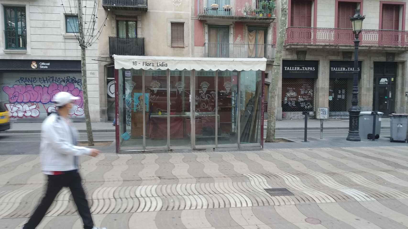 Una floristería de la Rambla, cerrada / JORDI SUBIRANA