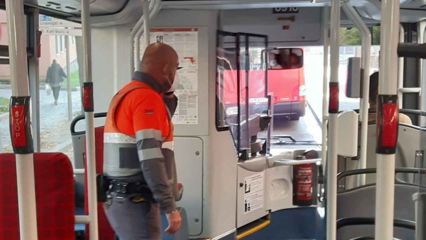 Un vigilante en un bus de TMB / MA