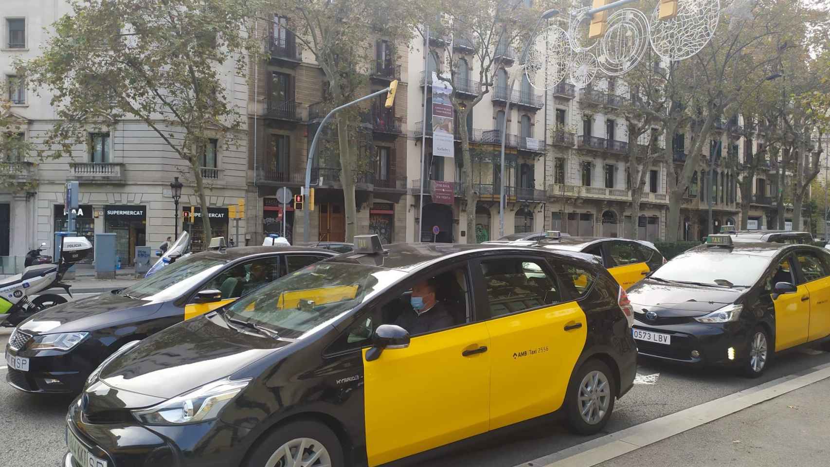 Decenas de taxistas colapsan la Gran Vía de Barcelona / E.G.