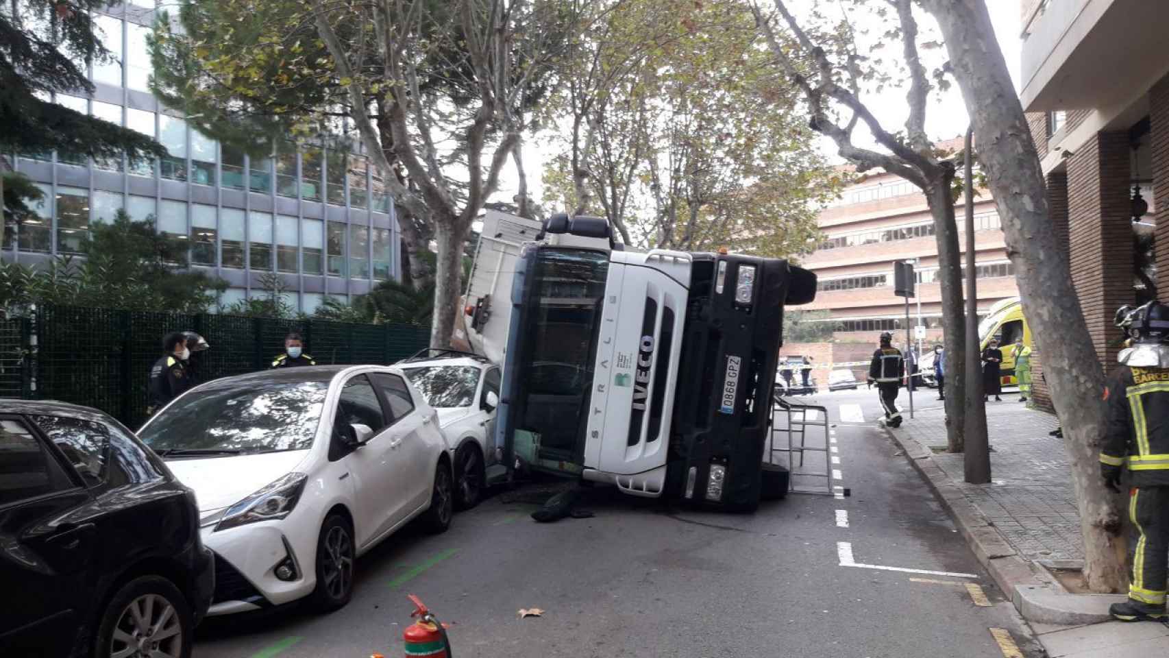 Efectivos de la Guardia Urbana de Barcelona acuden al siniestro de un vehículo de gran tonelaje / BOMBEROS BARCELONA