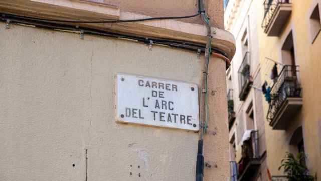 Letrero de la calle de l'Arc del Teatre en el Raval / PABLO MIRANZO