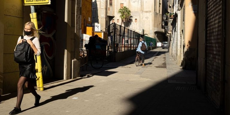 Gente paseando por la calle de l´Arc del Teatre en el Raval / PABLO MIRANZO