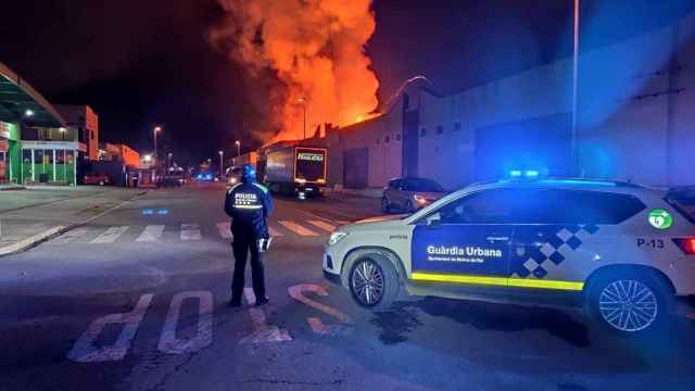 Incendio de la fábrica de Silence en Molins de Rei / GU MOLINS DE REI