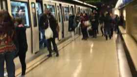 Viajeros en el metro de Barcelona / CR