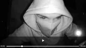 Imagen del ladrón en pleno robo en un piso del Besòs i Maresme el fin de semana pasado / METRÓPOLI ABIERTA