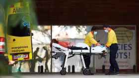 Dos técnicos de emergencias médicas ingresan a un enfermo en el Hospital de Bellvitge de Barcelona / EFE - Alejandro García