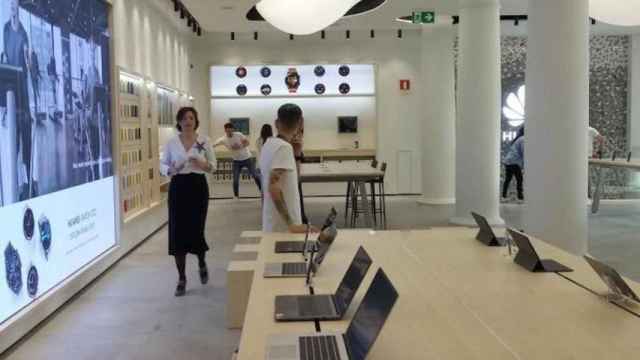 Interior de la megatienda de Huawei en Barcelona / JOAN COLÀS