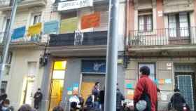 Vecinos concentrados contra el desahucio / @SINDICATDEBARRI