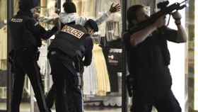 Agentes de policía en Viena, tras el reciente atentado, arrestan a un sospechoso / EUROPA PRESS