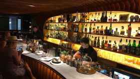 Barman y clientes en el Bar Paradiso de Barcelona, el mejor bar del mundo / TRIPADVISOR