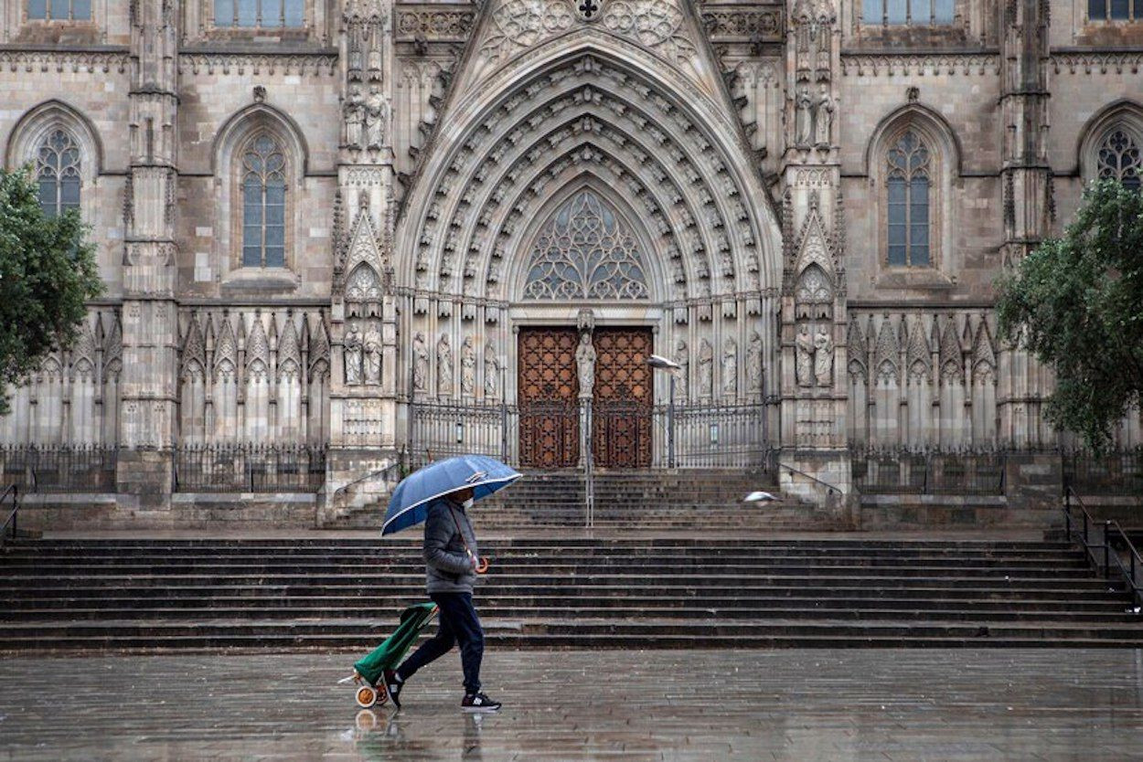 La Plaza de la Catedral de Barcelona durante una jornada de lluvia /EFE