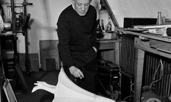 Fotografía de Nick de Morgoli, donde se ve a Picasso con el objeto surrealista «Jamais» de Óscar Domínguez-AJUNTAMENT DE BARCELONA