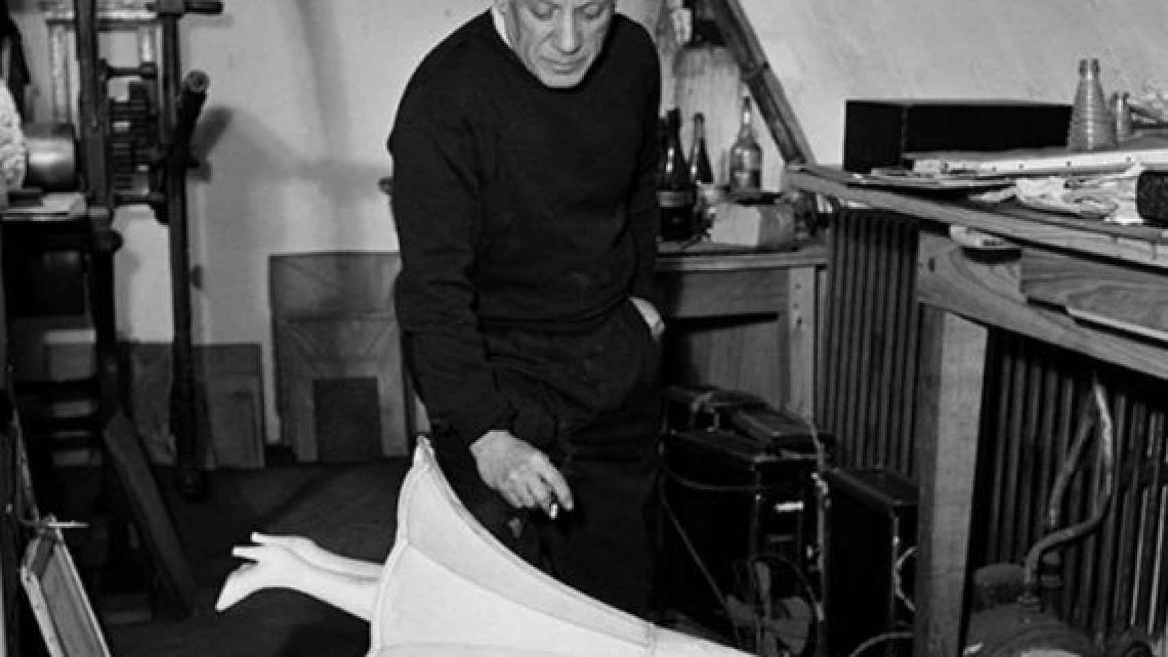 Fotografía de Nick de Morgoli, donde se ve a Picasso con el objeto surrealista «Jamais» de Óscar Domínguez-AJUNTAMENT DE BARCELONA