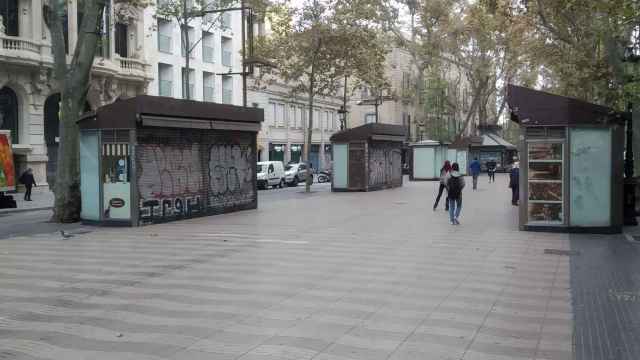 La Rambla, con algunas paradas llenas de grafitis / JORDI SUBIRANA