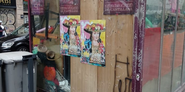 Grafitis y carteles en una floristería de la Rambla cerrada / AMICS DE LA RAMBLA