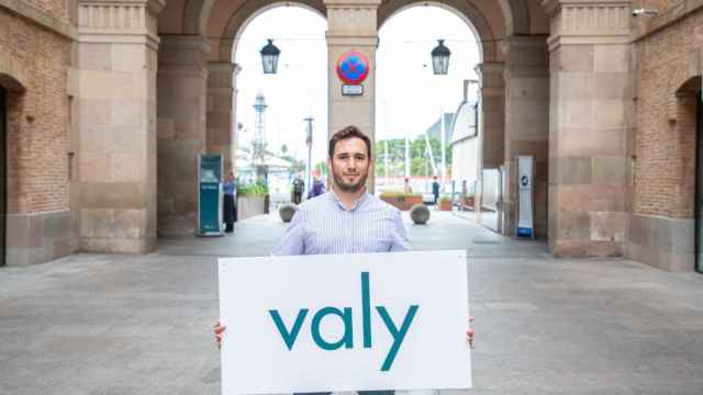 Jordi Ripollés, CEO de la startup barcelonesa Valy Cosmetics, sujetando el logo de la firma / CEDIDA