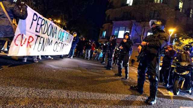 Agentes de los Mossos d'Esquadra ante el corte de la Meridiana / EFE