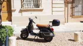 Una moto de la marca Vespa aparcada en la calle / MAPFRE