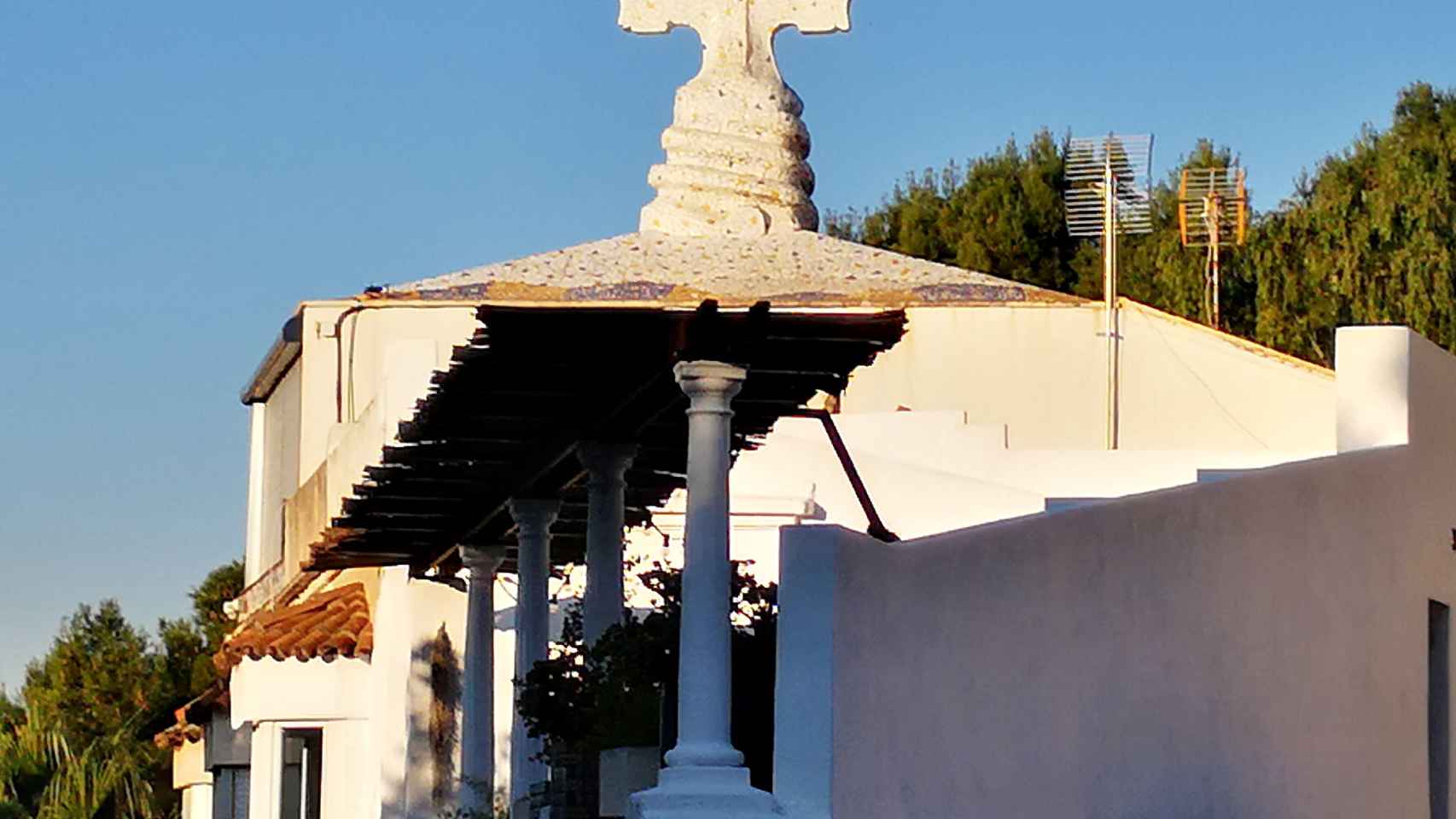 Cruz en la calle Marià Labèrnia que homenajea a Gaudí / INMA SANTOS