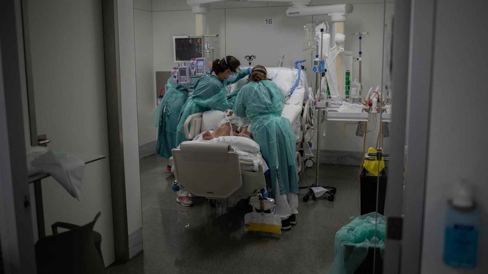 Personal de Sant Pau atiende a una persona enferma en Urgencias / EUROPA PRESS - DAVID ZORRAKINO