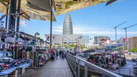 El mercado de los Encants con la Torre Glòries y el Museo del Diseño al fondo / @StayBarcelonaap