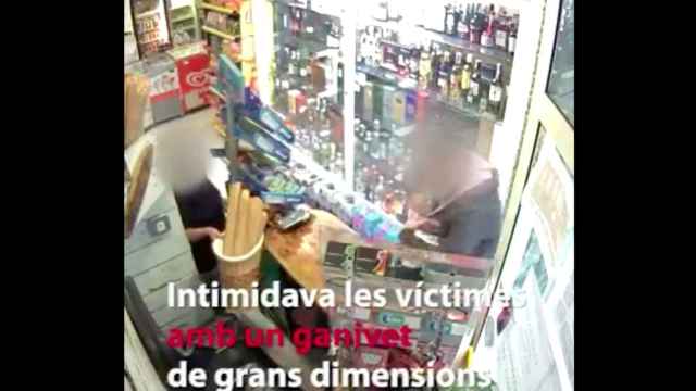 Imagen del atracador en una tienda del Carmel / TWITTER MOSSOS