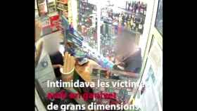 Imagen del atracador en una tienda del Carmel / TWITTER MOSSOS